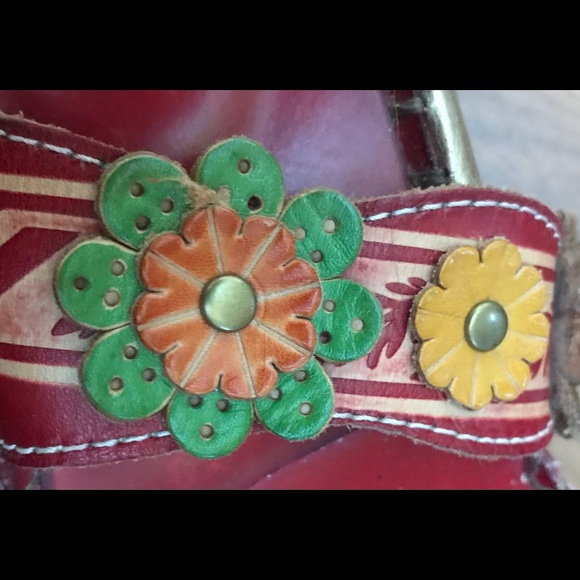 Beautiful Spring Step floral sandals - Picture 6 of 11